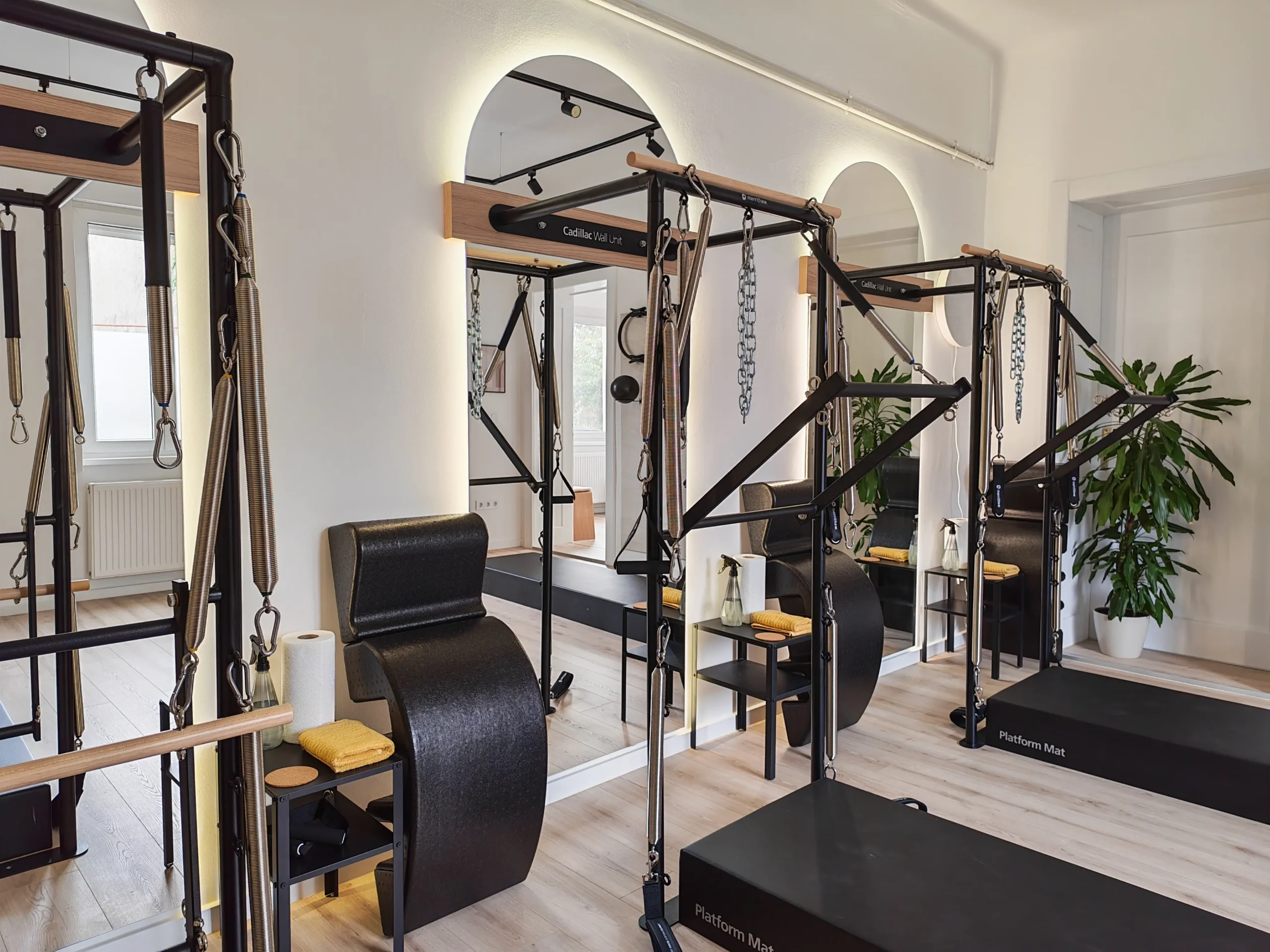 Három Merrithew Wall Unit pilateseszköz matracokkal a stúdióban